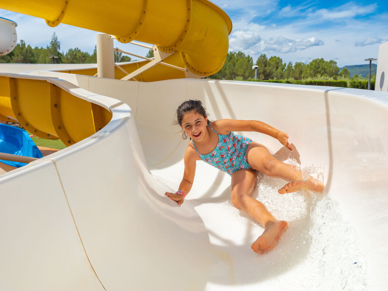 L�chelndes Kind auf Wasserrutsche im Camping CAPFUN Montblanc Park, Montblanc (43).