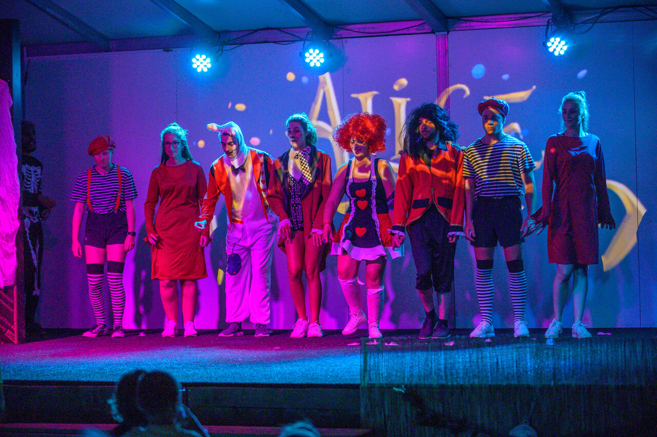 Animationsshow mit kost�mierten Charakteren auf der B�hne auf dem Campingplatz CAPFUN Montblanc Park in Montblanc (43).