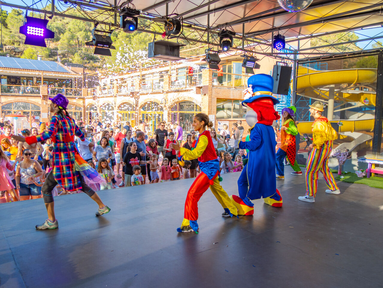 Farbenfrohe Animationsshow mit Wasserrutsche auf dem Campingplatz CAPFUN Montblanc Park in Montblanc (43).