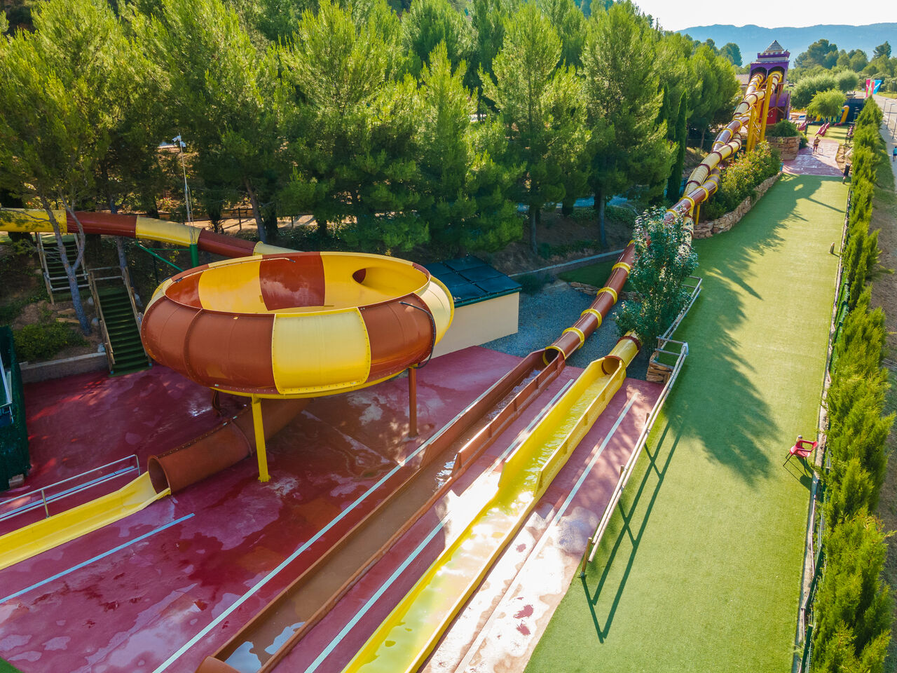 Riesige Wasserrutschen und Wasserspielplatz auf dem Campingplatz CAPFUN Montblanc Park in Montblanc (43).