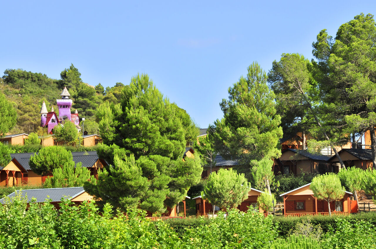 H�lzerne Mobil-homes, Natur, Schloss des Campingplatzes CAPFUN Montblanc Park in Montblanc (43).