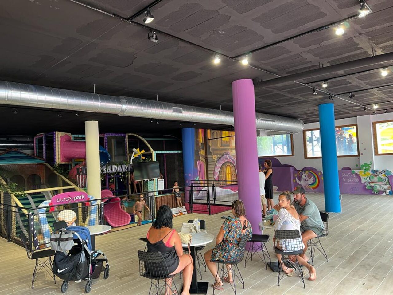 Farbenfroher Indoor-Spielplatz f�r Kinder mit Rutschen auf dem Campingplatz CAPFUN Montblanc Park in Montblanc (43)