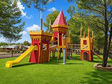 Großer Holzschloss-Spielplatz mit Rutsche auf dem Campingplatz CAPFUN Montblanc Park (43).