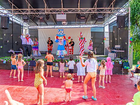 Kinderanimationsshow auf dem Campingplatz CAPFUN Montblanc Park in Montblanc.