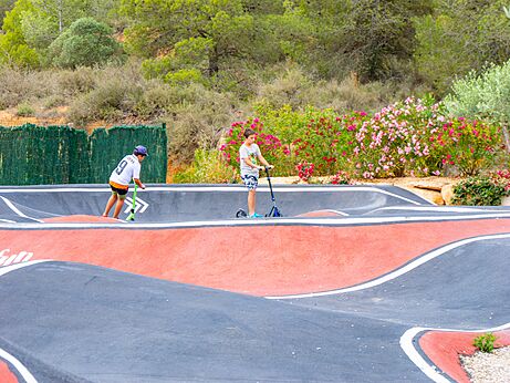 Moderne pumptrack voor scooters en fietsen op camping CAPFUN Montblanc Park.