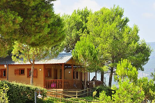 Holz-Mobil-home mit schattiger Terrasse auf dem Campingplatz CAPFUN Montblanc Park in Montblanc (43).