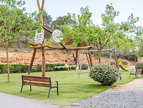 Spielplatz, Schaukeln, Rutsche auf CAPFUN Montblanc Park, Montblanc (43).