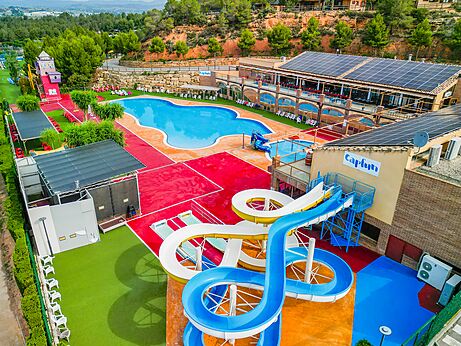 Schwimmbäder, Wasserrutschen und Spielbereich auf dem Campingplatz CAPFUN Montblanc Park.