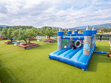 Große blaue Hüpfburg für Kinder auf dem Campingplatz CAPFUN Montblanc Park in Montblanc (43).