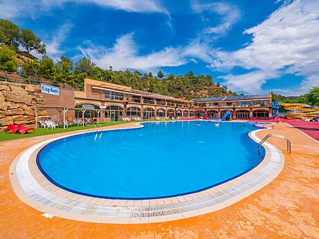 Groot buitenzwembad en waterglijbanen op camping CAPFUN Montblanc Park in Montblanc (43).
