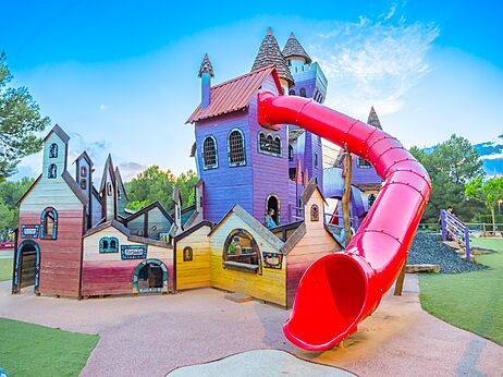 Bunter Schloss-Spielplatz mit roter Rutsche auf dem Campingplatz CAPFUN Montblanc Park in Montblanc (43).