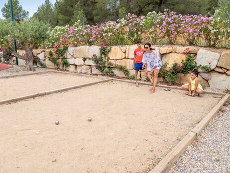 Familie spielt Boule auf dem Campingplatz CAPFUN Montblanc Park in Montblanc (43).