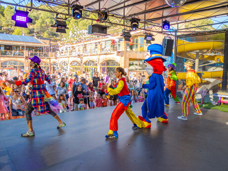 Animationsshow mit kostümierten Figuren und Publikum am Campingplatz CAPFUN Montblanc Park in Montblanc (43).