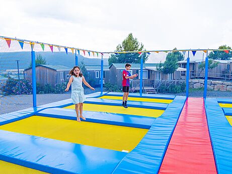 Riesige Trampoline für Kinder und Jugendliche auf dem Campingplatz CAPFUN Montblanc Park in Montblanc (43).
