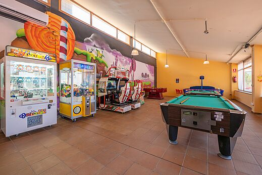 Spielzimmer mit Billard, Kicker und Arcade-Automaten auf dem Campingplatz CAPFUN Montblanc Park.