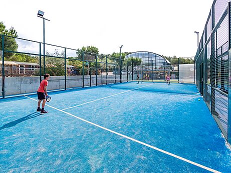 Blauer Padelplatz mit Spielern auf CAPFUN Montblanc Park (43).