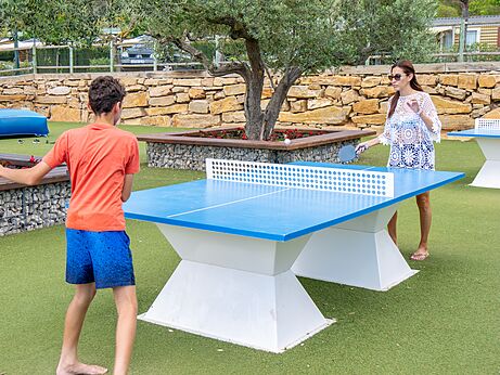 Outdoor-Tischtennisplatte auf dem Campingplatz CAPFUN Montblanc Park in Montblanc (43).