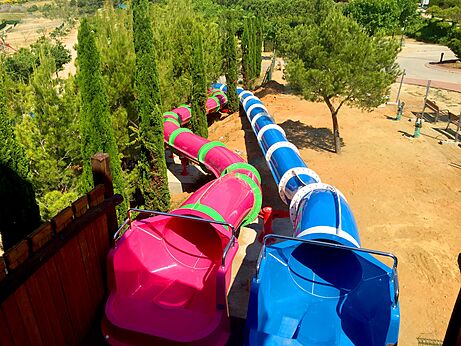 Bunte, kurvenreiche Wasserrutschen für Kinder und Erwachsene auf dem Campingplatz CAPFUN Montblanc Park in Montblanc (43).