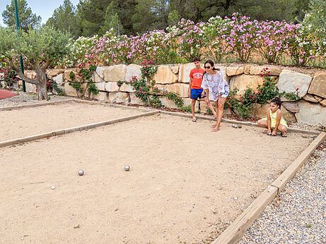 Familie spielt Pétanque auf Camping CAPFUN Montblanc Park in Montblanc (43).