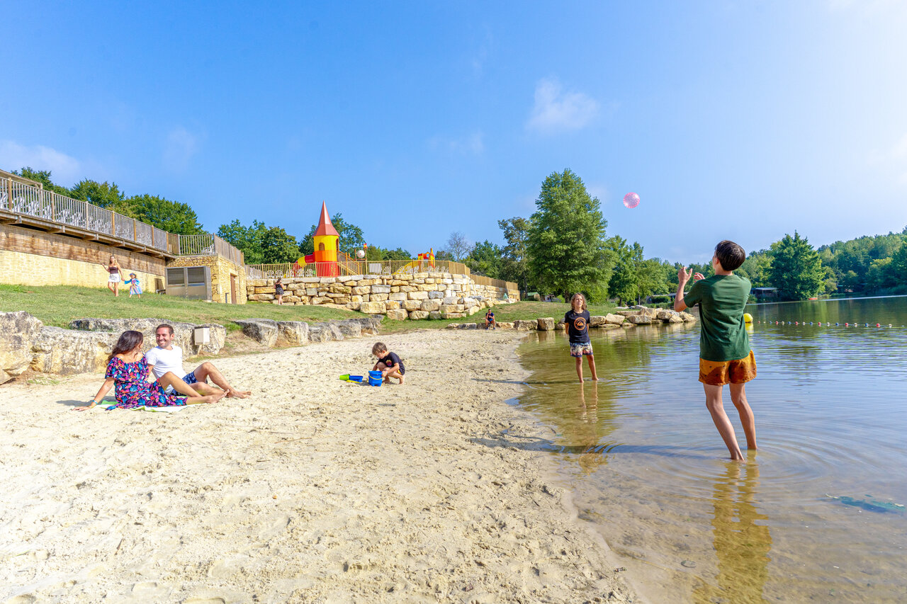 Sandy beach, swimming and water games at CAPFUN Moulinal campsite in BIRON (24).