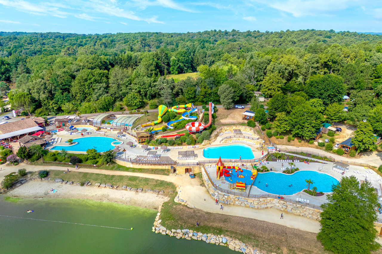 Large water park, slides, pools, and lake at CAPFUN Moulinal campsite in BIRON (24).