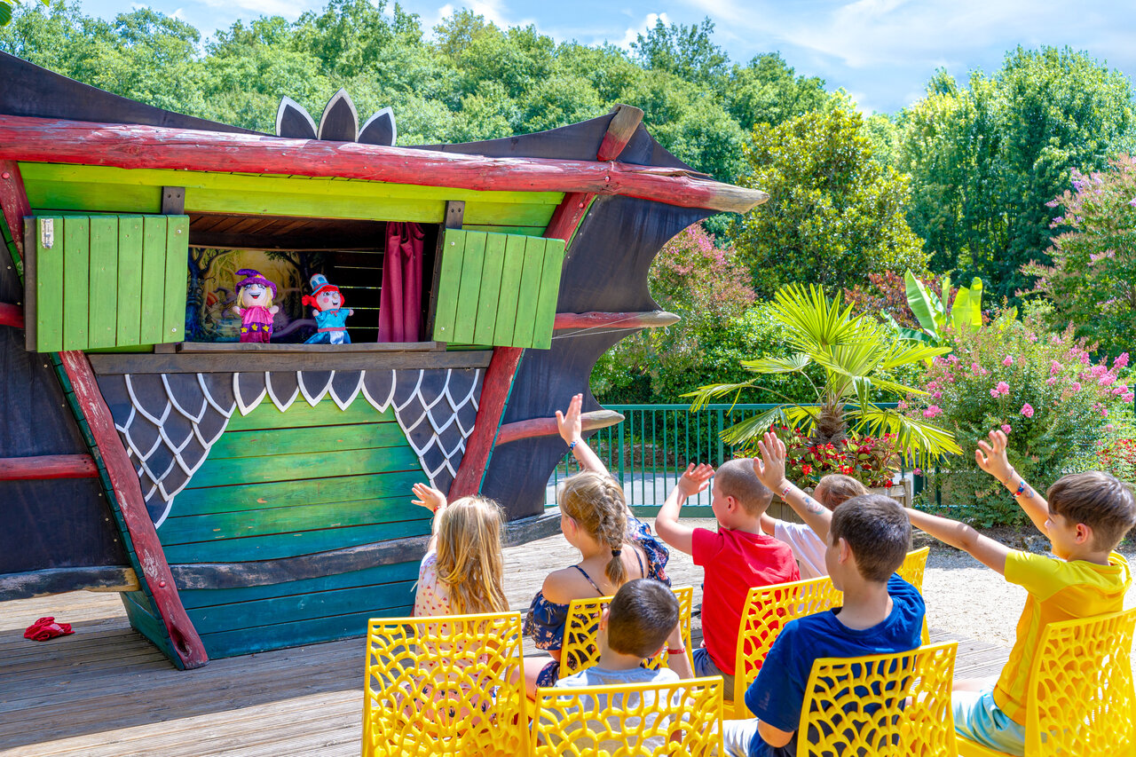 Puppet show for children, colorful stage, at CAPFUN Moulinal campsite in BIRON (24)