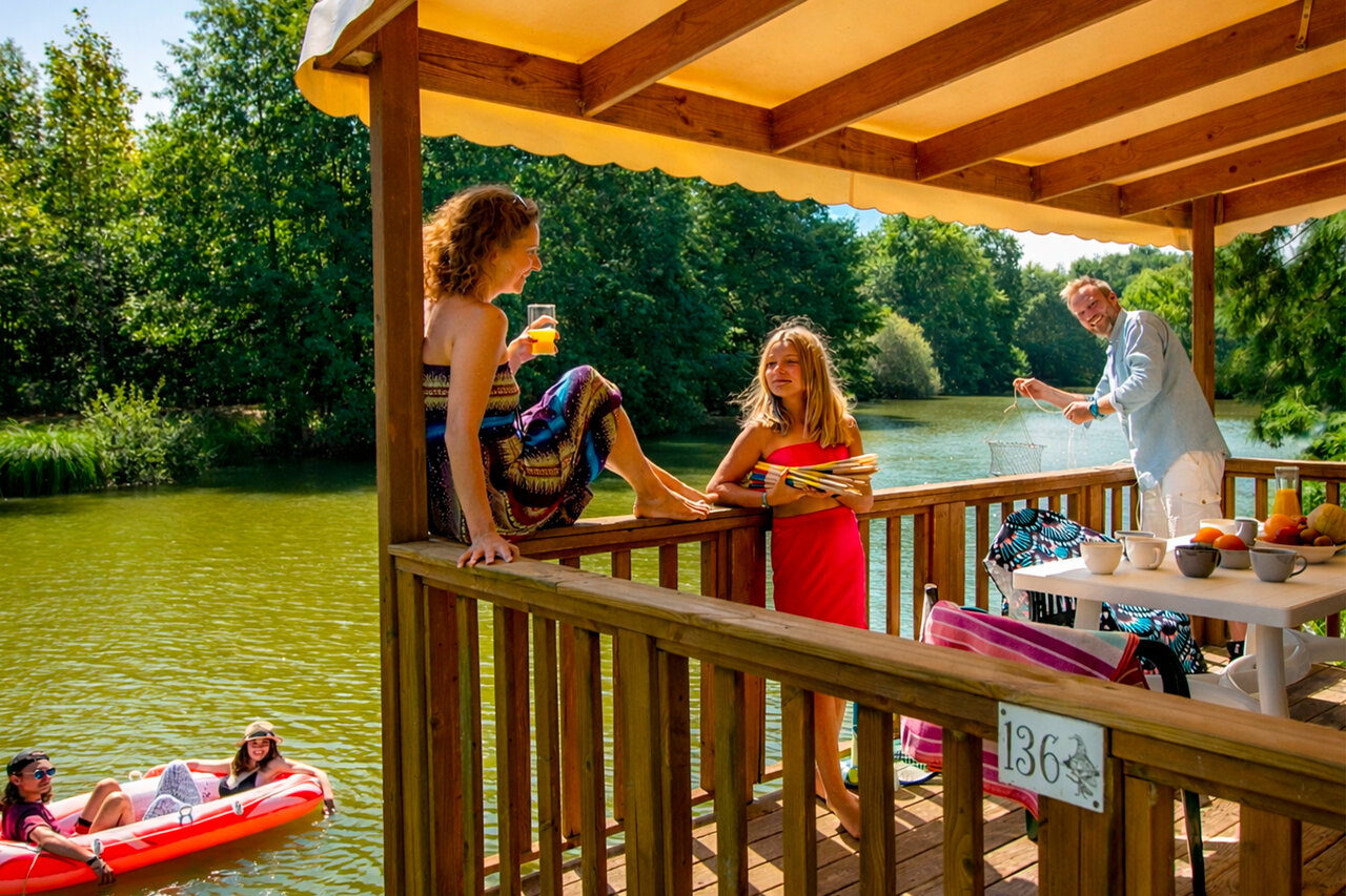Family Mobil-home terrace lake at CAPFUN Moulinal campsite in BIRON (24).