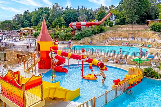 Piscines, toboggans géants et jeux aquatiques au camping CAPFUN Moulinal à BIRON (24).