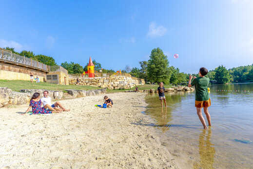 Plage de sable et aire de jeux pour enfants au camping CAPFUN Moulinal à BIRON (24).