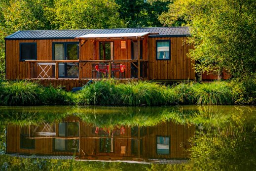 Mobil-home en bois avec terrasse au bord de l'eau, CAPFUN Moulinal BIRON (24).