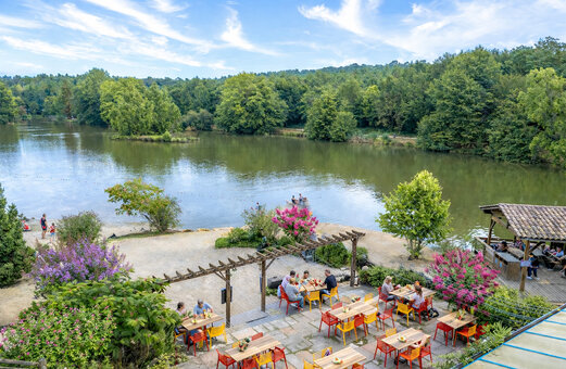 Terrasse de restaurant, lac et baignade au CAPFUN Moulinal à BIRON (24).