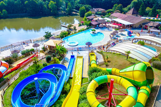 Toboggans aquatiques et piscines, vue aérienne du camping CAPFUN Moulinal à BIRON (24).