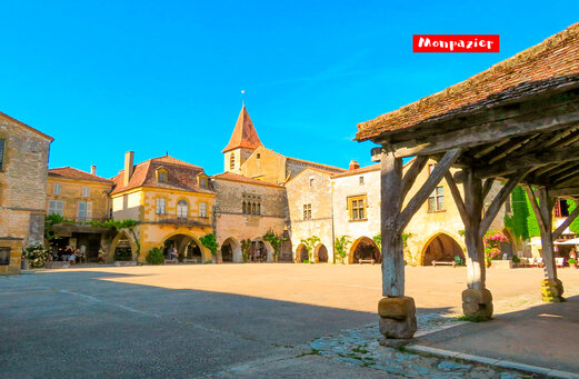 Place centrale de la bastide médiévale de Monpazier en Dordogne, Nouvelle-Aquitaine.