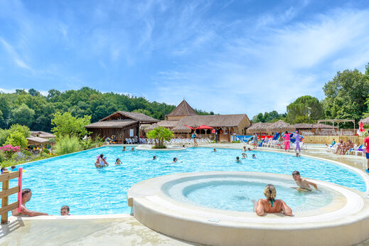Piscine extérieure avec jacuzzi et baigneurs au camping CAPFUN Moulinal à BIRON (24).