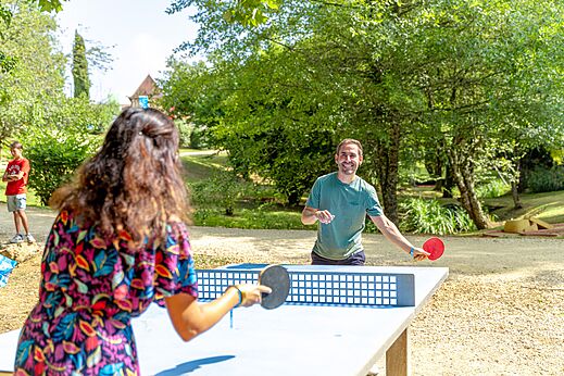 Tischtennisspiel zwischen Erwachsenen auf dem Campingplatz CAPFUN Moulinal in BIRON (24).