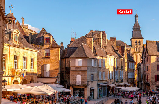 Place animée et bâtiments historiques de Sarlat-la-Canéda, en Dordogne, à visiter.