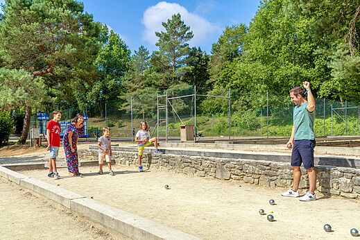 Bouleplatz mit Familie auf dem Campingplatz CAPFUN Moulinal in BIRON (24).