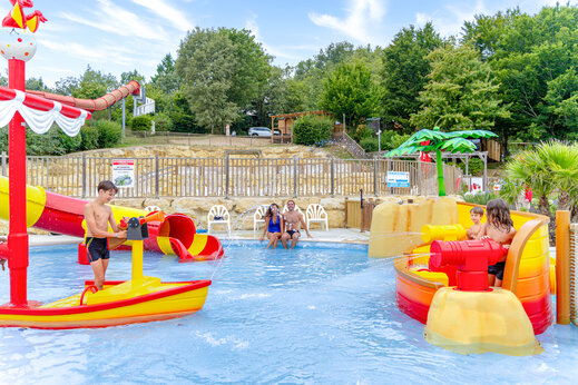 Aire de jeux aquatiques et toboggans pour enfants au camping CAPFUN Moulinal à BIRON (24).