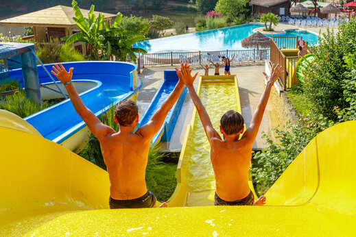Toboggans aquatiques colorés et piscine extérieure au camping CAPFUN Moulinal à BIRON (24).