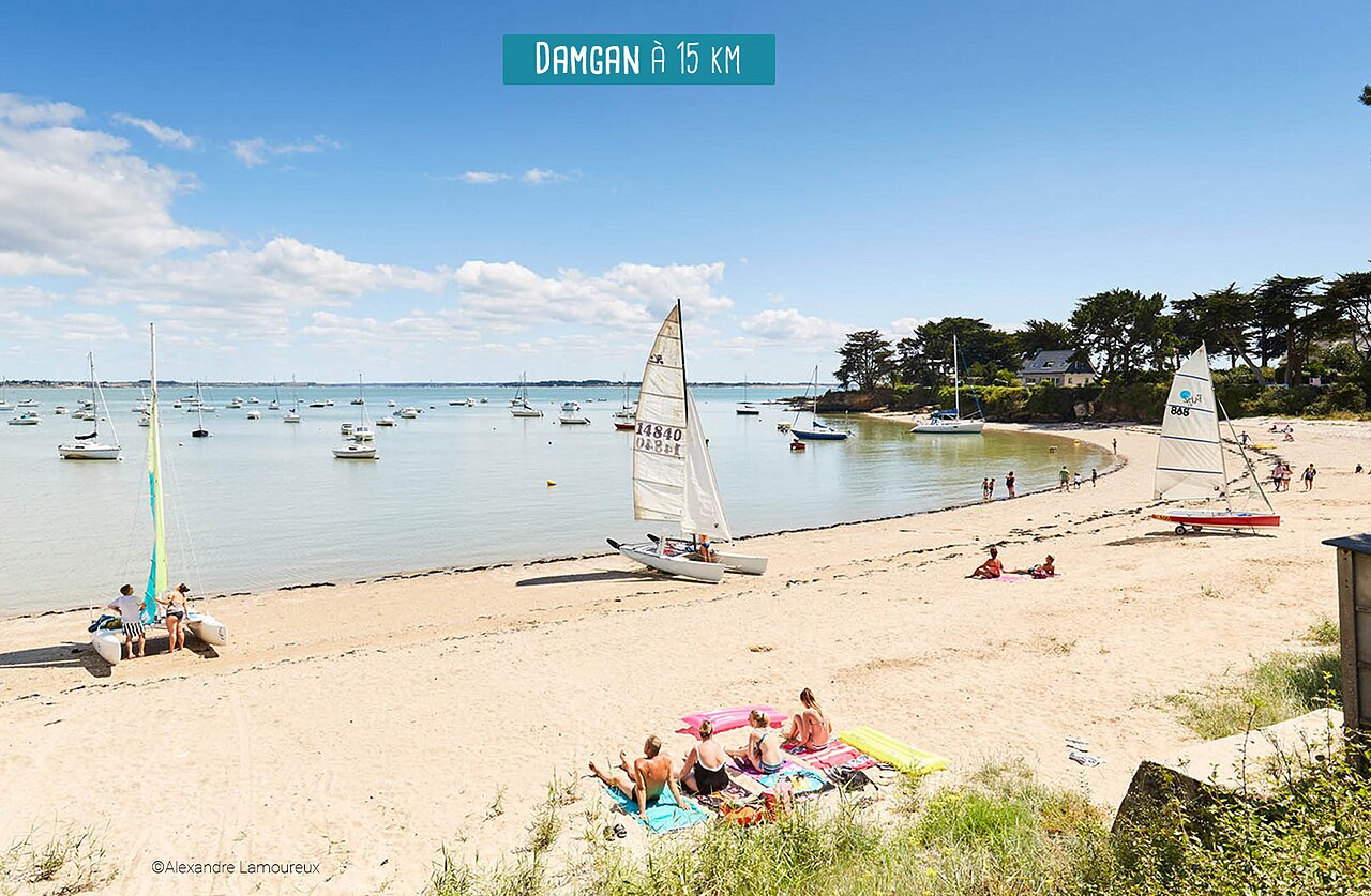 Strand van Damgan met boten en zwemmers, te bezoeken plek nabij de camping.