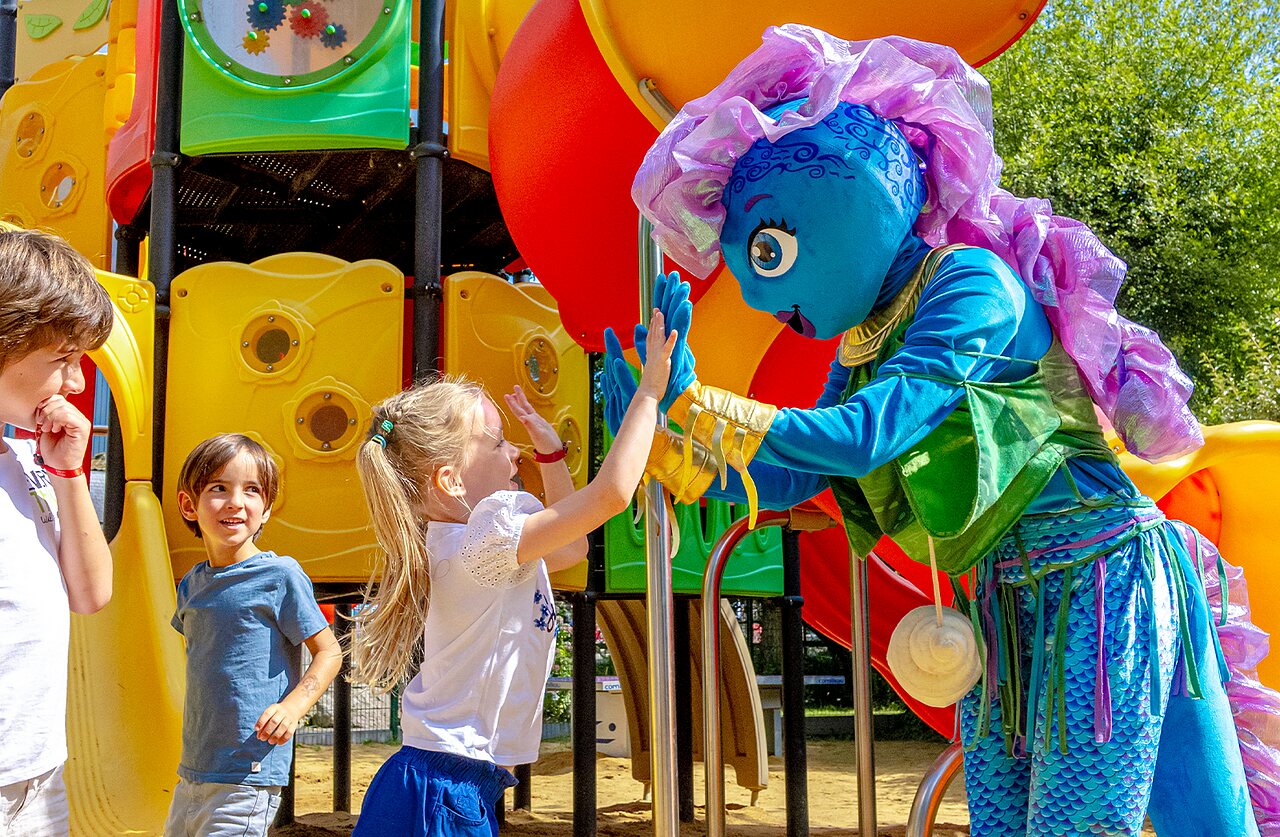 Kinderanimatie met mascotte op speeltuin op camping VAGUES OCEANES Moulin de Cadillac in Noyal-Muzillac (56).