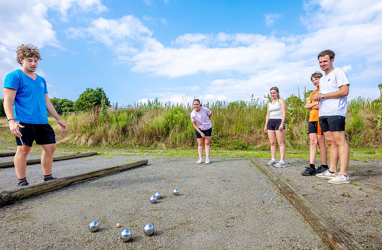 Gezellig jeu de boules op camping VAGUES OCEANES Moulin de Cadillac (56).