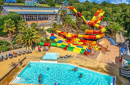 Bunte Wasserrutschen und Pools auf dem Campingplatz VAGUES OCEANES Moulin de Cadillac (56).