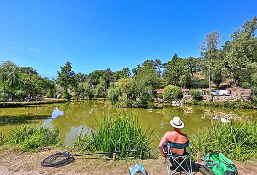 Angeln am Teich des Campingplatzes VAGUES OCEANES Moulin de Cadillac in Noyal-Muzillac (56).