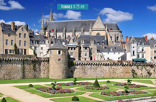 Stadtmauern, Gärten und Kathedrale der Altstadt von Vannes in der Bretagne.