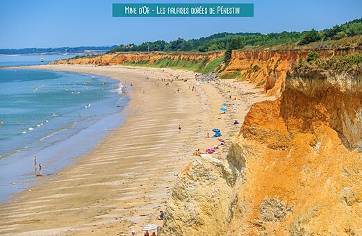 Goldene Klippen und Strand von Pénestin, ein Ausflugsziel in der Bretagne.