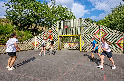Multisportplatz für Basketballspiel auf dem Campingplatz VAGUES OCEANES Moulin de Cadillac.