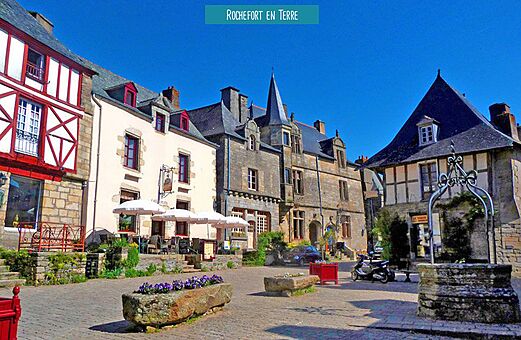 Historischer Platz Rochefort-en-Terre, charmantes Dorf in der Bretagne.