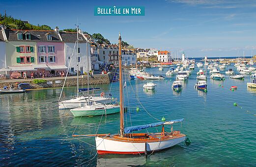 Hafen von Le Palais in Belle-Île-en-Mer mit Booten und bunten Häusern.