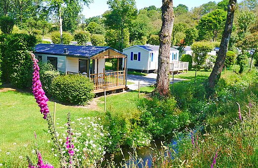 Mobilheime mit Holzterrasse auf dem Campingplatz VAGUES OCEANES Moulin de Cadillac.